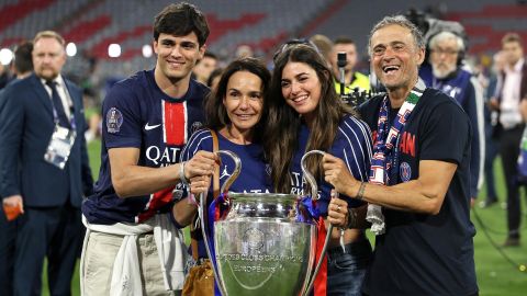 Munich (Germany), 01/06/2025.- PSG head coach Luis Enrique (R) and his family pose with the trophy after the team won the UEFA Champions League final between Paris Saint-Germain and Internazionale Milano in Munich, Germany 31 May 2025. PSG won 5-0. (Liga de Campeones, Alemania) EFE/EPA/RONALD WITTEK
